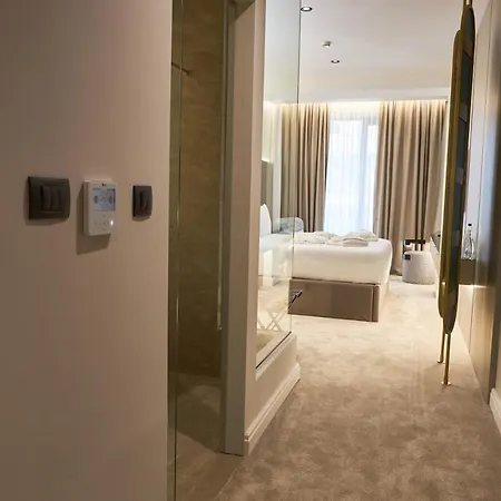 Hotel Mirror 4*